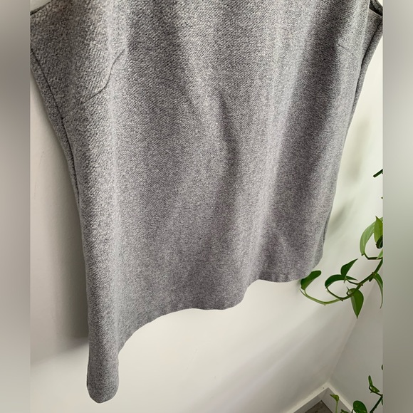 2 for $30 - 🍉 Banana Republic - Grey Sleeveless Top with Flutter Sleeve - Small - Picture 4 of 6